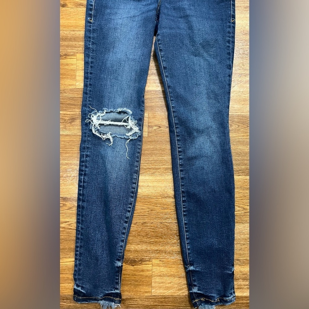 Good American dark wash distressed stretch skinny jeans. Organic cotton size 2 - Picture 4 of 8